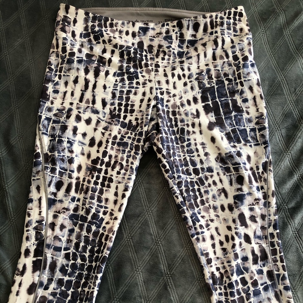 Simply breathe Vera Wang Athletic Capri Pants